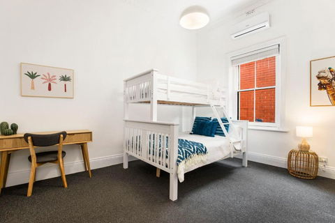 Salty Pines - 3BR House Glenelg South - Newcastle Accommodation 3