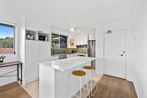 Salty Sea Breeze Apartment 500m To Waters Edge - Newcastle Accommodation 1