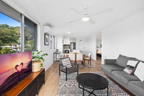 Salty Sea Breeze Apartment 500m To Waters Edge - Newcastle Accommodation 0