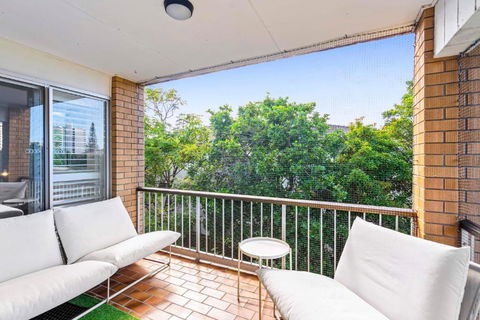 Salty Sea Breeze Apartment 500m To Waters Edge - Newcastle Accommodation 3