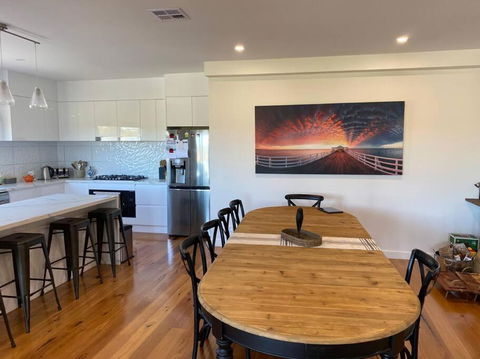 Sanary A Modern Beach Home In Martha Cove - Newcastle Accommodation 2