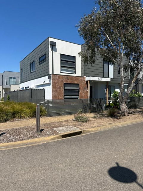 Sanary A Modern Beach Home In Martha Cove - Newcastle Accommodation 0