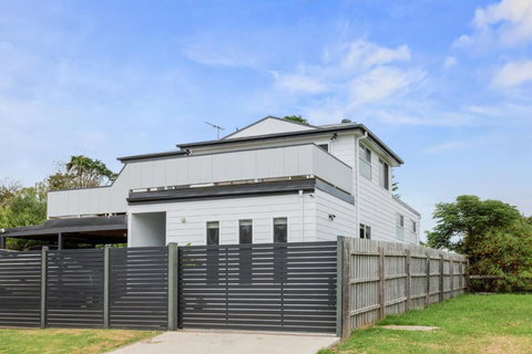 Sanctuary Lodge By Ready Set Stay - BYO LINEN & TOWELS - New Castle Tourism 2