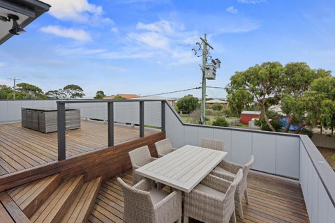 Sanctuary Lodge By Ready Set Stay - BYO LINEN & TOWELS - New Castle Tourism 3