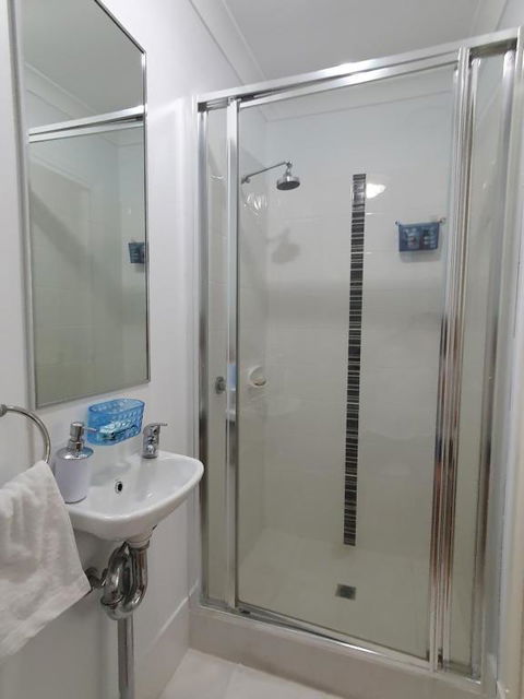 Sandalwood Guest Room - New Castle Tourism 3