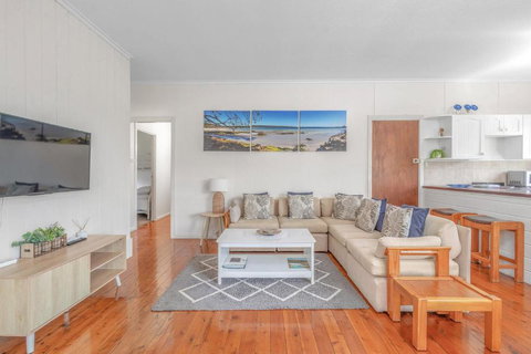 Sandlines At Hyams Beach - New Castle Tourism 0