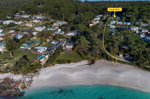Sandlines At Hyams Beach - New Castle Tourism 1