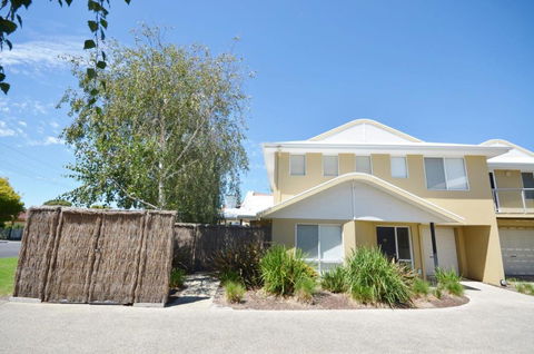 Sandpiper 10 - Close To Town And Beach - Newcastle Accommodation 0