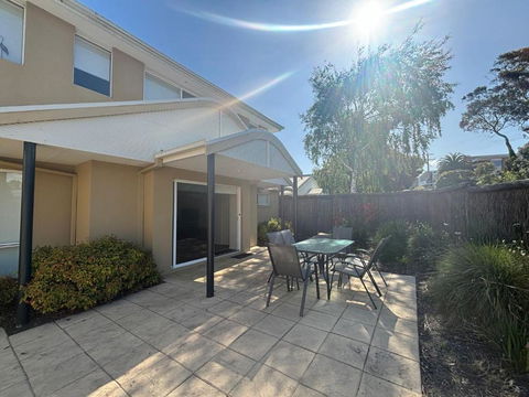 Sandpiper 10 - Close To Town And Beach - Newcastle Accommodation 1
