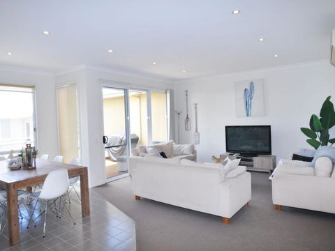 Sandpiper 3 - Close To Town And Beach - Newcastle Accommodation 1