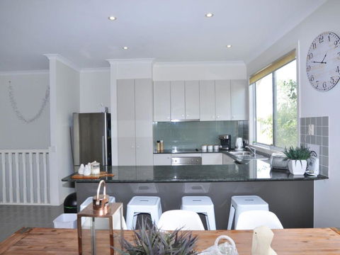 Sandpiper 3 - Close To Town And Beach - Newcastle Accommodation 2