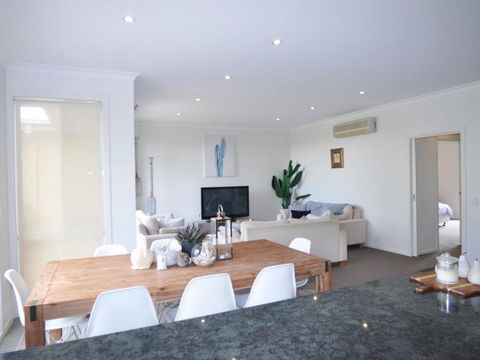 Sandpiper 3 - Close To Town And Beach - Newcastle Accommodation 0