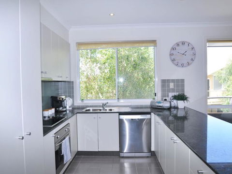 Sandpiper 3 - Close To Town And Beach - Newcastle Accommodation 3