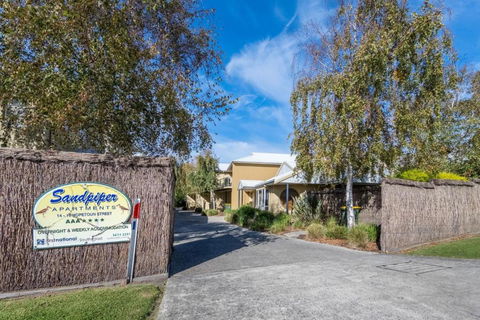 Sandpiper 5 - Close To Town And Beach - Newcastle Accommodation 1