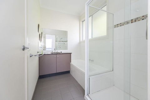 Sandpiper 5 - Close To Town And Beach - Newcastle Accommodation 3