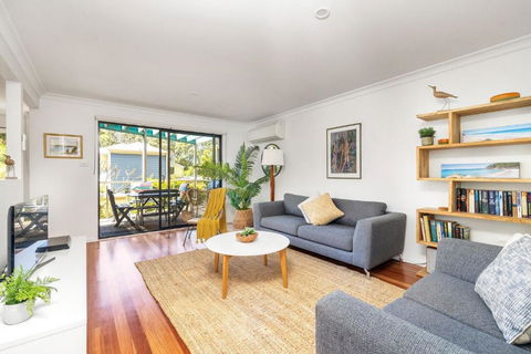 Sandpiper, Hyams Beach - New Castle Tourism 0