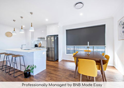 Sandstone - Family Entertainer, Refined Living - Newcastle Accommodation 0