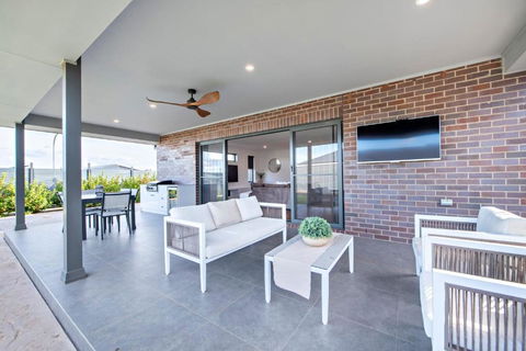 Sandstone - Family Entertainer, Refined Living - Newcastle Accommodation 2