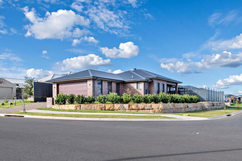 Sandstone - Family Entertainer, Refined Living - Newcastle Accommodation 3