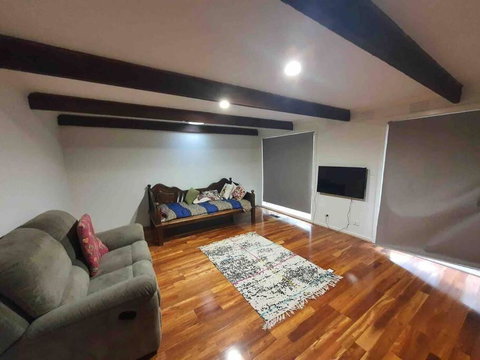 Serene 4-bedroom House In Melbourne East - New Castle Tourism 2