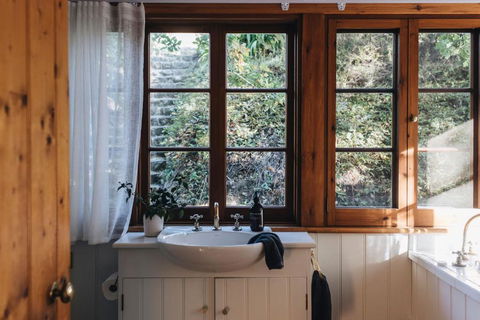 Secluded Stone Cottage Perfect For Couples Escape - Waterfalls - Newcastle Accommodation 3