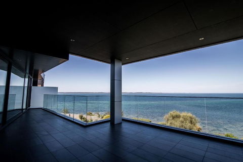 Somers Sanctuary - Luxury Interiors, Pool, Sauna, Water Views, Theatre Room - Newcastle Accommodation 1