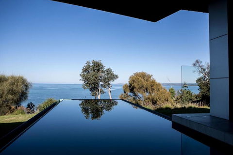 Somers Sanctuary - Luxury Interiors, Pool, Sauna, Water Views, Theatre Room - Newcastle Accommodation 2