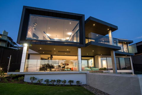 Somers Sanctuary - Luxury Interiors, Pool, Sauna, Water Views, Theatre Room - Newcastle Accommodation 3