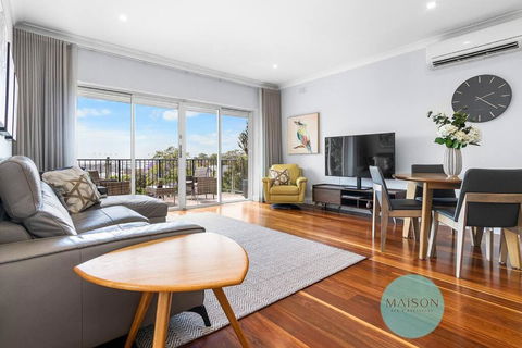 Stylish Sophistication With Leafy Newcastle Views! - New Castle Tourism 0