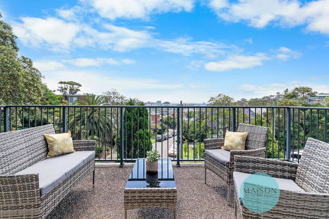Stylish Sophistication With Leafy Newcastle Views! - New Castle Tourism 3