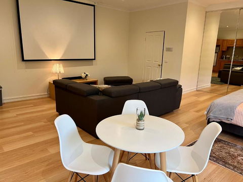 Super Luxury Self Contained Studio Unit - Newcastle Accommodation 2