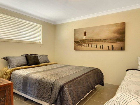 Beachside Getaway - 150m To Beach - Newcastle Accommodation 2