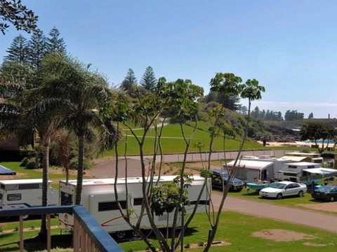Beachside Getaway - 150m To Beach - Newcastle Accommodation 0