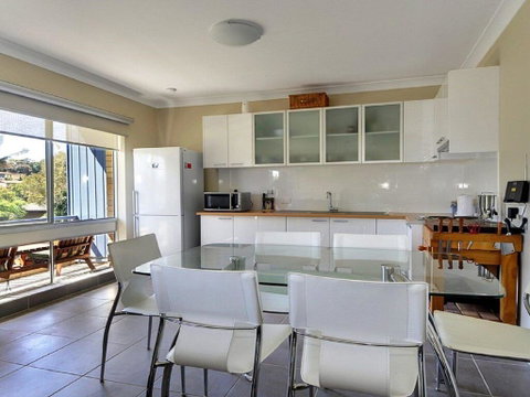 Beachside Getaway - 150m To Beach - Newcastle Accommodation 3