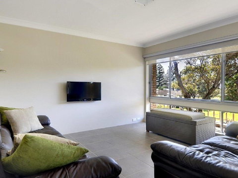 Beachside Getaway - 150m To Beach - Newcastle Accommodation 1
