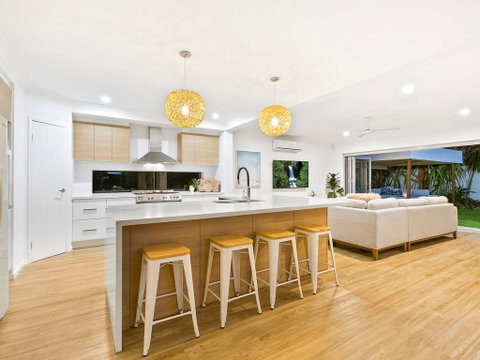 Beachside Holiday Escape - Newcastle Accommodation 2