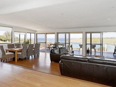 Beachview - Walking Track Straight Down To The Beach - Newcastle Accommodation 1
