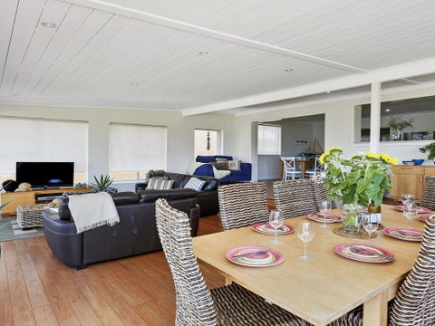 Beachview - Walking Track Straight Down To The Beach - Newcastle Accommodation 2