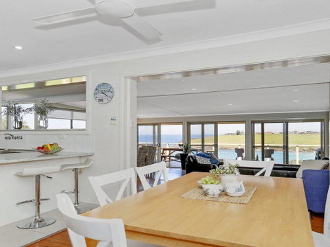 Beachview - Walking Track Straight Down To The Beach - Newcastle Accommodation 3