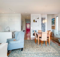 Beautiful Renovated Home With Water Views and Yard - Newcastle Accommodation