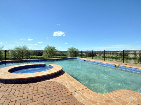 Beggars Bridge Vineyard Homestead W/ Pool + Wifi + Tennis + Vineyard - Newcastle Accommodation 0