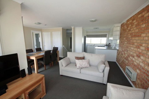 Beloka 9 - Overlooking Lake Jindabyne - Newcastle Accommodation 2