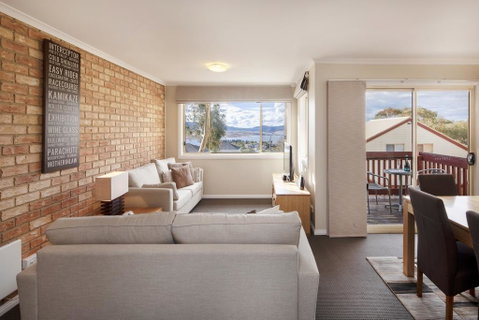 Beloka 9 - Overlooking Lake Jindabyne - Newcastle Accommodation 0