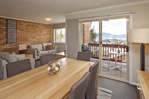 Beloka 9 - Overlooking Lake Jindabyne - Newcastle Accommodation 3