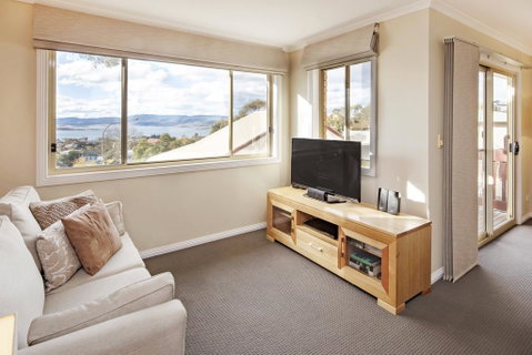 Beloka 9 - Overlooking Lake Jindabyne - Newcastle Accommodation 1