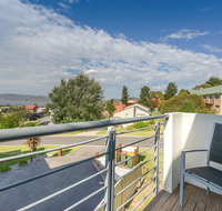 Beloka Close - Modern spacious and pet friendly accommodation - Newcastle Accommodation