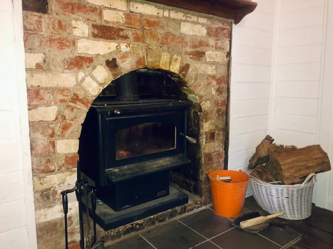 Blue Duck Cottage, Village Comfort, Fireplace - Newcastle Accommodation 3