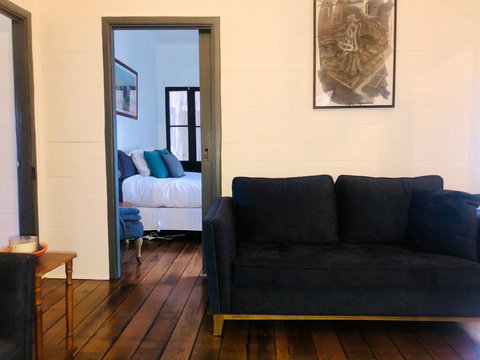 Blue Duck Cottage, Village Comfort, Fireplace - Newcastle Accommodation 2