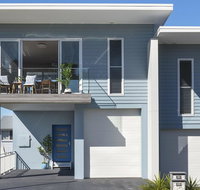Blue Pelican - pacific views walk to beach - Newcastle Accommodation