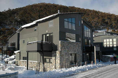 Blues Air 1 - Newcastle Accommodation 0